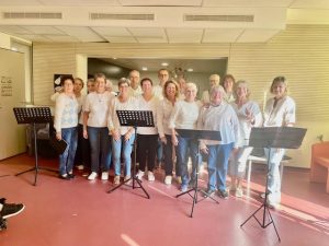 « Le petit chœur », ensemble vocal de l’OMRA à Roche-Colombe ce mercredi 15 octobre 2025, prestation très appréciée et très applaudie par les résidents. Prochaine intervention le vendredi 31 octobre à Loubet